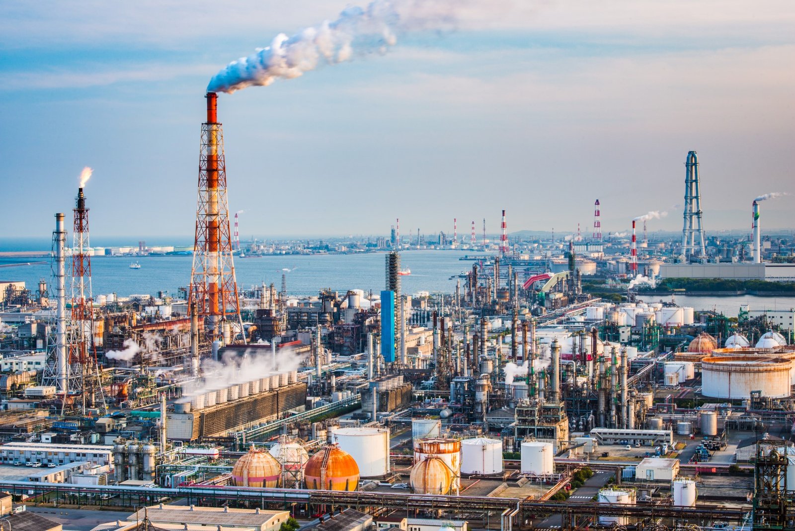 factories-in-yokkaichi-japan-PQSLNV8.jpg